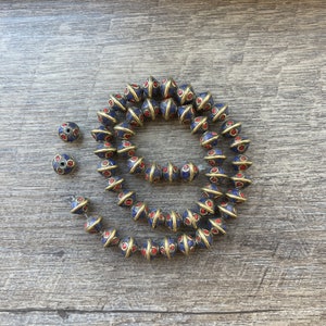10 CUENTAS - Cuentas étnicas tibetanas, cuentas de Nepal, incrustaciones de coral lapislázuli, 11 mm, bicónicas, cuentas hechas a mano, GLAB-68