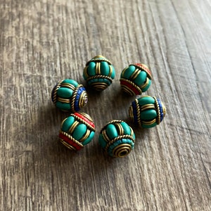 3 CUENTAS - Cuentas étnicas de Nepal, cuentas tribales tibetanas, engaste de lapislázuli y coral turquesa sobre latón, cuentas de gurú, FZBTC13