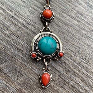 Tibetanskt korall- och turkoshänge, 6,5 cm långt, etnisk nepalesisk design, tibetansk silverinfattning.