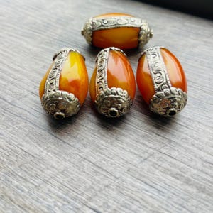 Grote harsbarnsteenkraal: messing en Tibetaans zilver (46 mm)