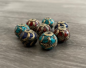 18 mm tibetansk pärla: Inlägg av turkos, korall, lapis och mässing