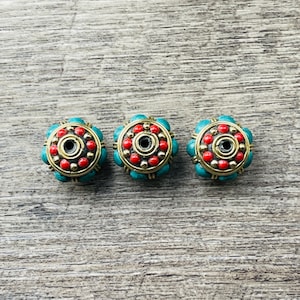 3 CUENTAS - Cuentas étnicas nepalesas, cuentas tribales tibetanas, engaste de lapislázuli, coral y turquesa sobre latón, 15 x 19 mm. Glab95