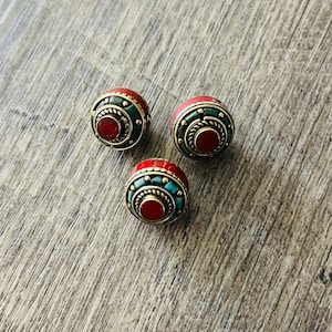 3 cuentas: turquesas tibetanas y coral, cuentas hechas a mano en Nepal, cuentas Gurú, cuentas Shanti, joyería tribal... FZB09