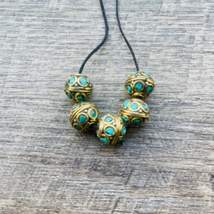 5 CUENTAS - Cuentas de latón, cuentas étnicas nepalesas, cuentas tribales tibetanas, engaste de turquesa, coral y lapislázuli sobre latón, cuentas Gurú, 14 mm, GLAB-29