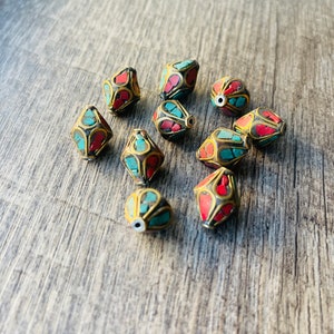 10 cuentas - cuentas tibetanas de latón en forma de bicono con incrustaciones de coral turquesa, cuentas étnicas de Nepal, cuentas focales, (16 mm) GLAB65