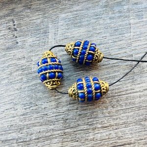 3 CUENTAS, 16 x 25 mm de largo, cuentas de coral turquesa hechas a mano por tribus tibetanas, cuentas de latón étnicas de Nepal, cuentas de coral turquesa, cuentas Guru, GLAB85