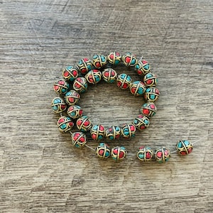 10 CUENTAS - 10 mm, Cuentas étnicas tibetanas, incrustaciones de turquesa y coral. Cuentas de tribus de las colinas de Nepal, joyería de turquesa, cuentas focales. GLAB30