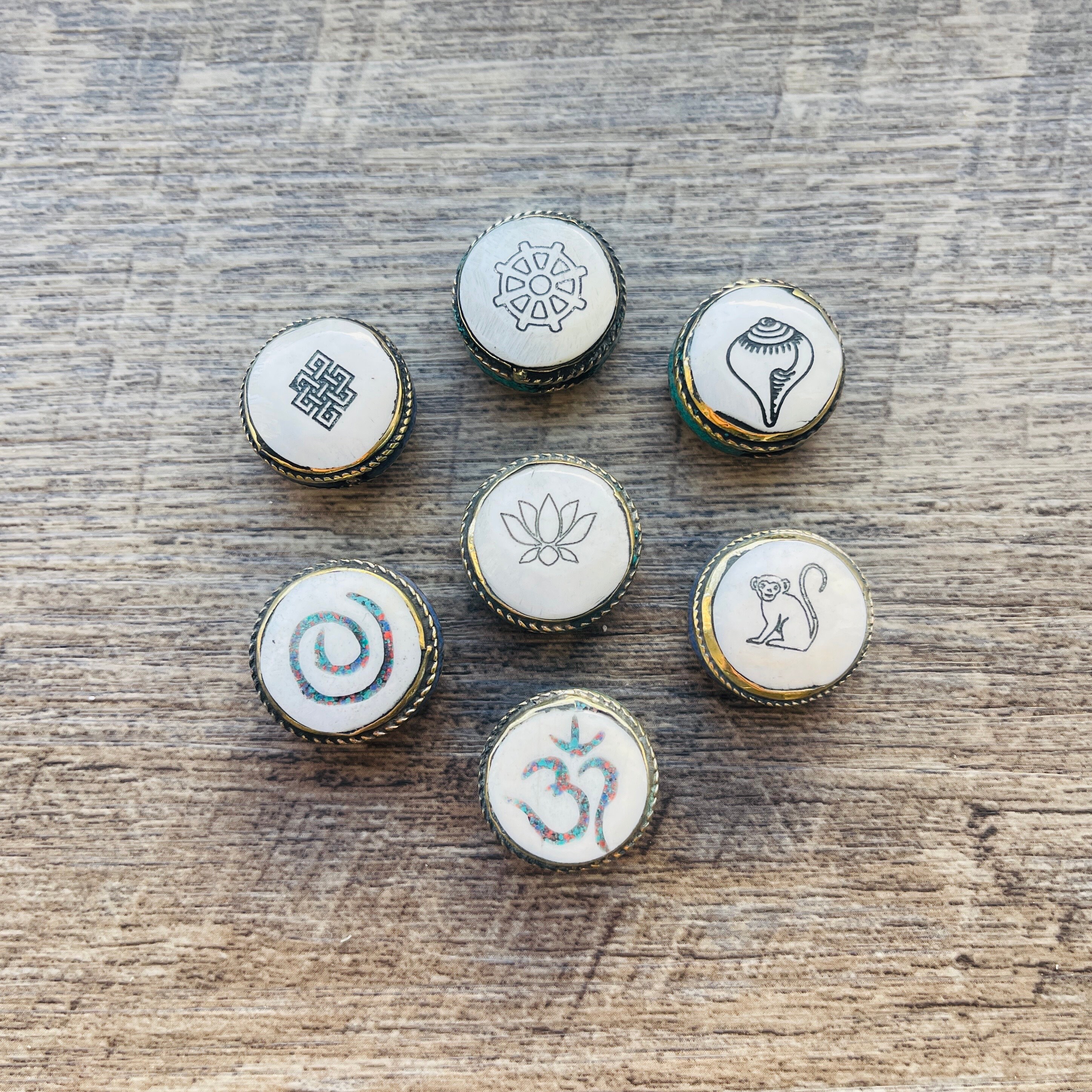 1 CUENTA - Cuentas Om, 18X6 mm, Símbolo de buena suerte, Cuentas de concha marina, Cuentas de concha tibetana, Cuentas de Nepal, Cuentas de gurú, Cuentas de Shanti