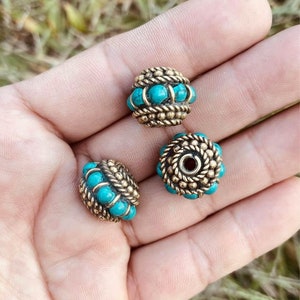 3 cuentas: turquesas tibetanas, lapislázuli y coral, cuentas hechas a mano en Nepal, cuentas Gurú, cuentas Shanti, joyería tribal (GLAB07)