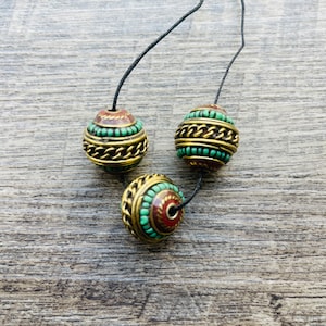 3 CUENTAS - 20 mm, turquesa tribal tibetana, coral, cuentas de latón étnicas de Nepal, cuentas para hacer joyas, cuentas Guru. GLAB-111