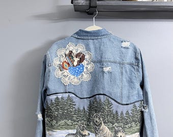 Chaqueta vaquera reciclada con retazos de bosque de lobos – Prenda de abrigo unisex estilo boho western cottagecore, hecha a mano y reelaborada.