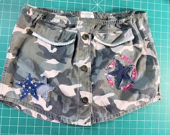 Camo Mini-Skirt Upcycled from Army Shirt – Y2K Grunge Camouflage Denim Star Patch Lace Trim