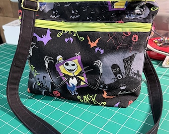 Bolso bandolera con forma de esqueleto – Monedero gótico espeluznante de Halloween con cremallera, estampado de murciélagos de cementerio de algodón reciclado