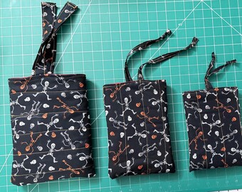 Funda acolchada para libros con estampado de esqueletos – Funda acolchada para Kindle de bolsillo con diseño de Halloween, regalo gótico para amantes de los libros.