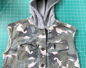 Upcycled Cropped Camo Vest with Grey Hood – Utility Shacket Grunge Streetwear Y2K Layering Piece