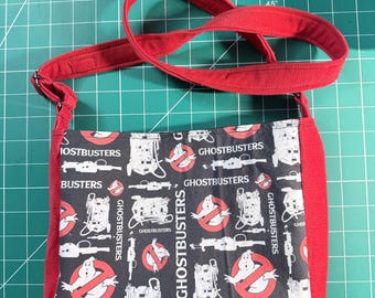 Bolso bandolera reciclado de Los Cazafantasmas, con correa ajustable y bolsillos.