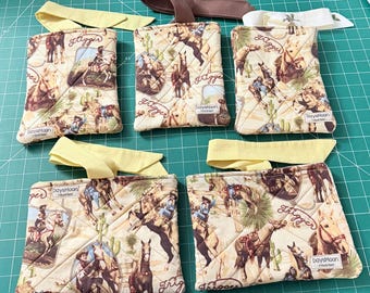 Funda para libros reciclada con estampado vaquero del oeste – Funda acolchada para libros de bolsillo con estampado de caballo de rodeo vintage
