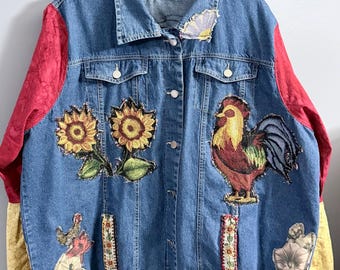 Chaqueta vaquera extragrande reciclada con patchwork y mangas de obispo, tapiz de gallo, pieza de arte popular.