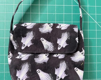 Minibolso de hombro con estampado de fantasmas brillantes – Bolso de solapa de Halloween hecho a mano con algodón reciclado
