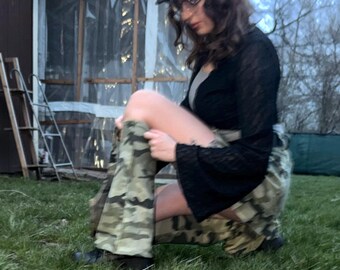 Conjunto de minifalda vaquera de camuflaje reciclada y calentadores de piernas – Estilo grunge militar Y2K reinventado