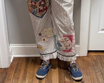 Pantalones de rayas finas con patchwork reciclado XL – Hechos a mano, estilo cottagecore, apliques, dobladillo con volantes, estilo kidcore, grandmacore, boho cropped