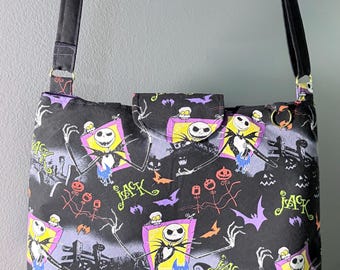 Bolso tote con diseño de esqueleto – Bolso cruzado gótico de Halloween con correa ajustable y diseño de murciélagos espeluznantes en un cementerio.