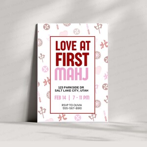 Puede incluir: Una tarjeta de invitaci&oacute;n blanca con borde rojo y texto "LOVE AT FIRST MAHJ". La tarjeta incluye detalles del evento: fecha, hora, lugar e informaci&oacute;n de RSVP. Elementos decorativos: fichas de Mahjong rosas y marrones.