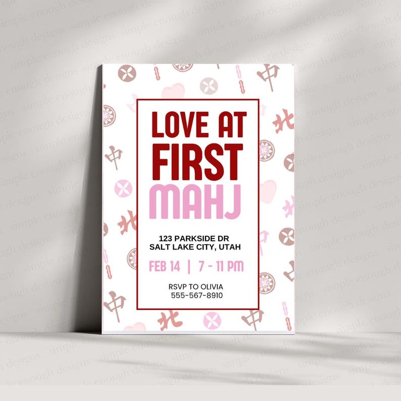 Puede incluir: Una tarjeta de invitaci&oacute;n blanca con borde rojo y texto "LOVE AT FIRST MAHJ". La tarjeta incluye detalles del evento: fecha, hora, lugar e informaci&oacute;n de RSVP. Elementos decorativos: fichas de Mahjong rosas y marrones.