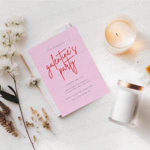 Puede incluir: Una tarjeta de invitación rosa con el texto "You're invited to our galentine's party" en letra roja. La invitación incluye detalles sobre la fiesta, incluyendo la fecha y la hora. La tarjeta está rodeada de flores blancas y velas.