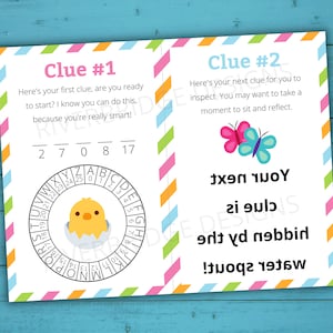 Peut inclure: Deux cartes color&eacute;es avec des instructions pour une chasse au tr&eacute;sor. La premi&egrave;re carte repr&eacute;sente un poussin jaune dans un &oelig;uf entour&eacute; d'un cercle de lettres et de chiffres. La deuxi&egrave;me carte repr&eacute;sente deux papillons et le texte "Votre prochain indice est cach&eacute; par le bec d'eau !"
