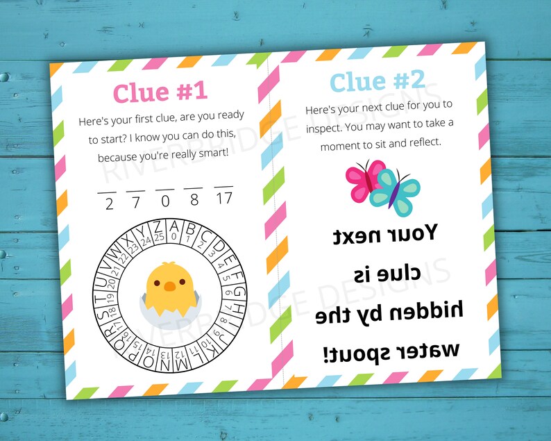 Peut inclure: Deux cartes color&eacute;es avec des instructions pour une chasse au tr&eacute;sor. La premi&egrave;re carte repr&eacute;sente un poussin jaune dans un &oelig;uf entour&eacute; d'un cercle de lettres et de chiffres. La deuxi&egrave;me carte repr&eacute;sente deux papillons et le texte "Votre prochain indice est cach&eacute; par le bec d'eau !"