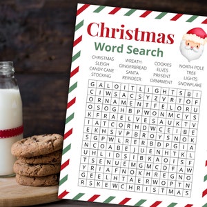 Puede incluir: Una hoja de juego de sopa de letras navide&ntilde;a impresa con un borde de rayas rojas y verdes, una ilustraci&oacute;n de Santa Claus y una cuadr&iacute;cula de letras. Al lado hay una botella de leche con una pajita roja y blanca y galletas.