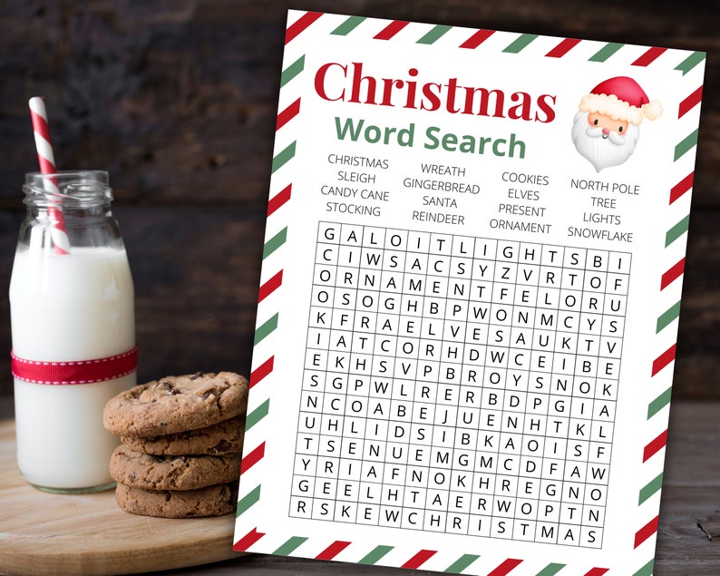 Puede incluir: Una hoja de juego de sopa de letras navide&ntilde;a impresa con un borde de rayas rojas y verdes, una ilustraci&oacute;n de Santa Claus y una cuadr&iacute;cula de letras. Al lado hay una botella de leche con una pajita roja y blanca y galletas.