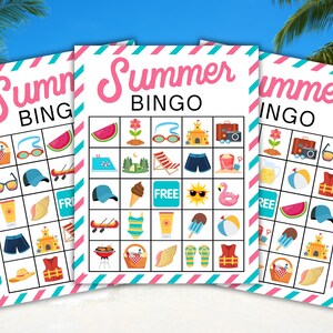 K&ouml;nnte beinhalten: Drei druckbare Sommer-Bingo-Karten mit einem rosa-blauen gestreiften Hintergrund. Jede Karte hat ein 5x5-Raster mit Bildern von Sommeraktivit&auml;ten und -gegenst&auml;nden, wie Sonnenbrillen, Wassermelone, Sonnenschirm, Schwimmweste und Strandball. Das mittlere Feld jeder Karte lautet "FREI".