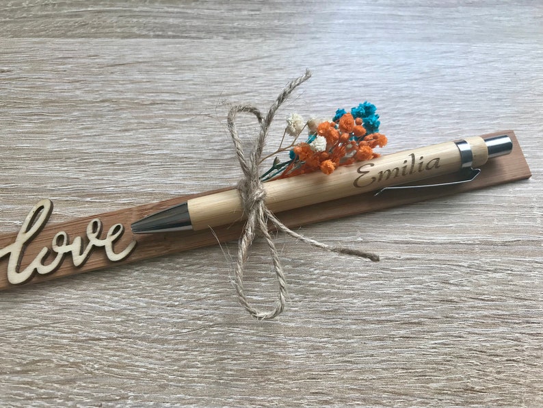 Kugelschreiber personalisiert, Geburtstagsgeschenk, Muttertag, Vatertag Geburtstag, Holzherz Gravur, Trockenblumen, Geburt Bild 9