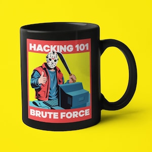 Op de afbeelding: Zwarte koffiemok met een afbeelding van een gemaskerd figuur dat een wapen en een computer vasthoudt. De tekst "Hacking 101 Brute Force" staat op de mok gedrukt.