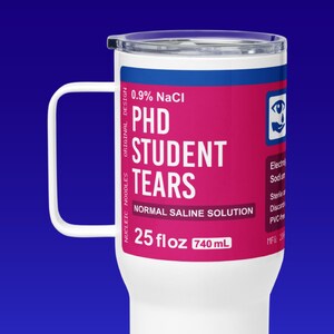 Könnte beinhalten: Eine weiße Reise-Thermoskanne mit einem rosa Etikett, auf dem "0.9% NaCl PHD STUDENT TEARS NORMAL SALINE SOLUTION 25 fl oz 740 ml" steht.