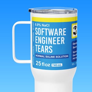 Può includere: Tazza da viaggio bianca con un'etichetta gialla e blu che recita "0.9% NaCl Software Engineer Tears Normal Saline Solution 25 fl oz 740 mL".
