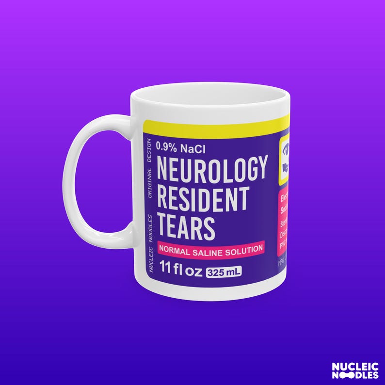 Puede incluir: Taza de cer&aacute;mica blanca con una etiqueta azul y amarilla que dice "0,9% NaCl L&aacute;grimas de residente de neurolog&iacute;a Soluci&oacute;n salina normal 11 fl oz 325 mL".