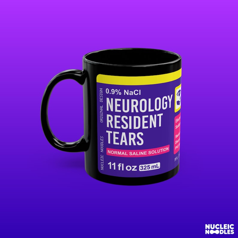 Puede incluir: Taza de caf&eacute; negra con una etiqueta blanca que dice "0.9% NaCl Neurology Resident Tears Normal Saline Solution 11 fl oz 325 mL".