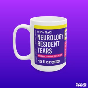 Puede incluir: Taza de cer&aacute;mica blanca con una etiqueta amarilla y morada que dice "0,9% NaCl Neurology Resident Tears Normal Saline Solution 15 fl oz 444mL".