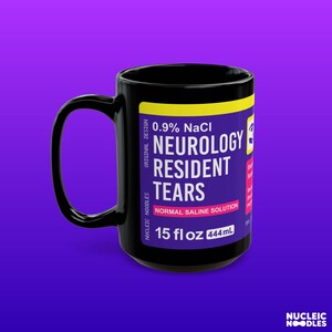 Puede incluir: Taza de caf&eacute; negra con una etiqueta morada y amarilla que dice "0,9% NaCl Neurology Resident Tears Normal Saline Solution 15 fl oz 444 mL".