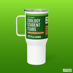 Può includere: Tazza da viaggio bianca con un'etichetta verde e marrone che recita "0,9% NaCl Zoologia Studente Lacrime Soluzione fisiologica normale 25 fl oz 740 mL".