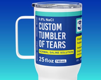 Könnte beinhalten: Ein weißer Becher mit Henkel, mit einem blauen Band mit dem Text "CUSTOM TUMBLER OF TEARS" und "NORMAL SALINE SOLUTION". Er enthält auch den Text "25 fl oz 740 ml" und "0,9% NaCl".