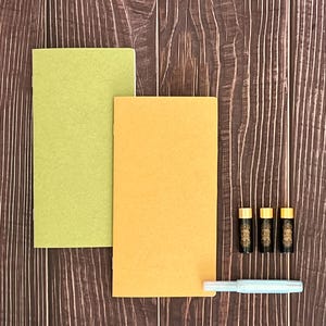 Quaderno Tomoe River - Formato sottile A5 (110 x 210 mm), Sanzen Tomoe River 52 gsm, griglia a punti da 5 mm / carta bianca, 64 pagine, inserto per quaderno da viaggio