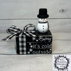 Houten stapel kerstboeken/Baby it's cold outside/houten boeken/gelaagd dienbladdecor/ dienblad vakantielaag/sneeuwpop/winterdecor/kerstdecor/