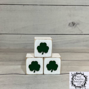 St. Patricks Tag Dekor / Holzblöcke / stapelbares Tablett Dekor / Holz Dekor / Mantel Dekor / Glück / St. Patrick’s Tier Tablett / Kleeblätter
