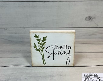 Letrero de madera "Hola Primavera" / Decoración para bandeja de varios niveles / Estilo rústico / Decoración de primavera / Letrero de primavera / Decoración de madera / Flores / Decoración para repisa de chimenea / Decoración para aparador / Decoración del hogar
