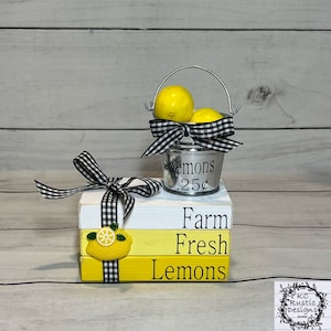 Mini pila de libros de madera de limones frescos de granja con balde/bandeja decorativa de varios niveles/decoración de limones/balde de limones/libros de madera/paquete de libros/estante para colocar