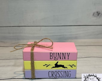 Bunny Crossing mini houten boekenstapel / Paasdecor / gelaagd dienbladdecor / Paaslaaglade / houten boeken / vakantielade / boekenbundel
